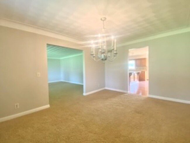 Foto del edificio - 5 bed / 3.5 bath Ranch House