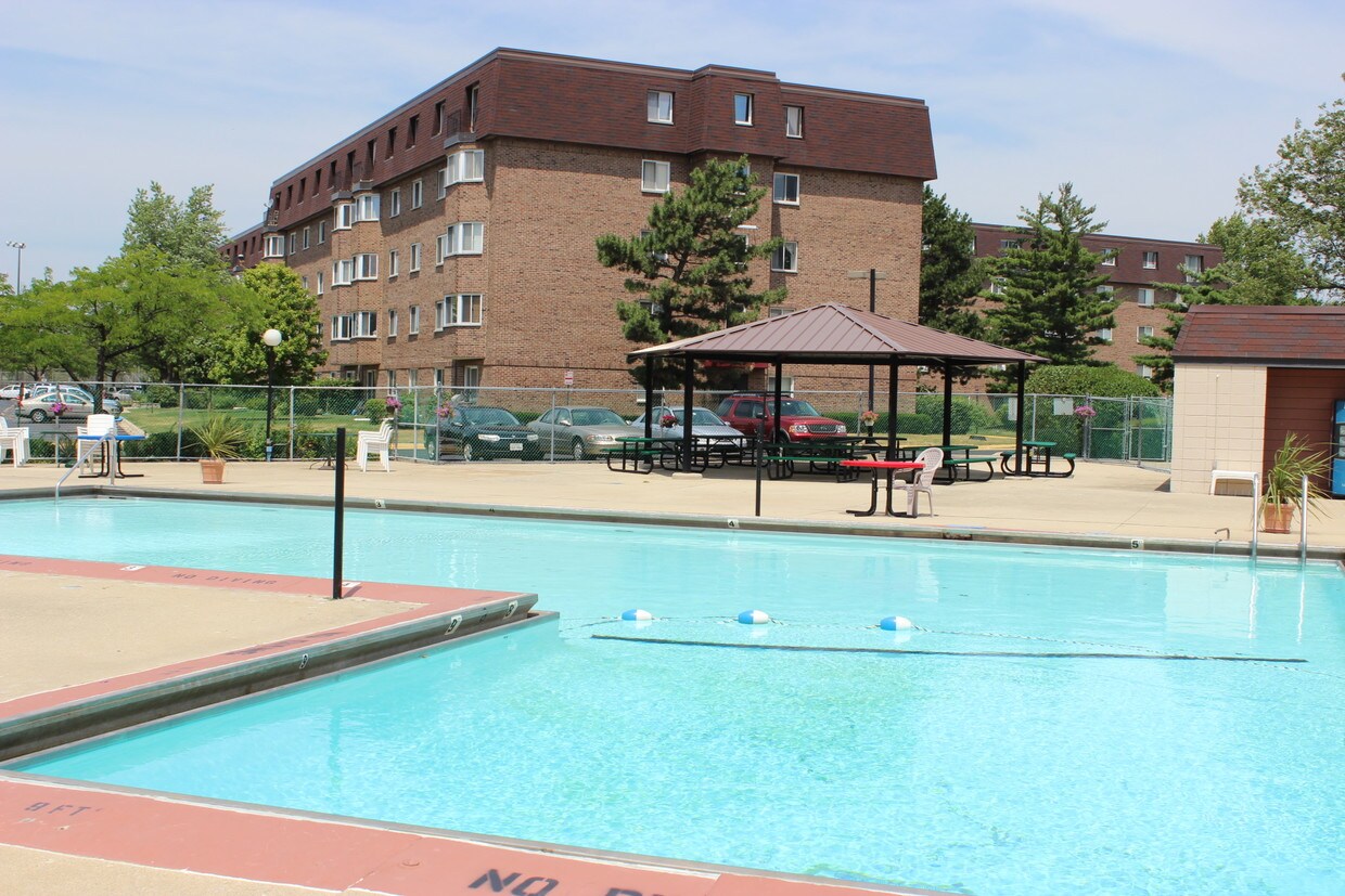Primary Photo - 220 S Roselle Rd