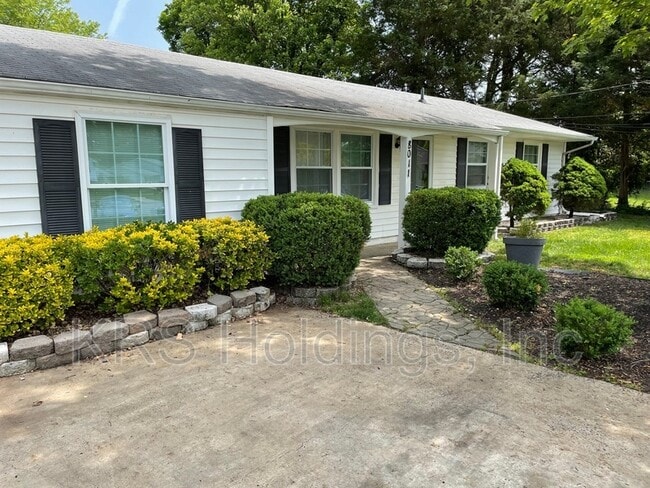 Foto del edificio - 8011 Beckner Ct