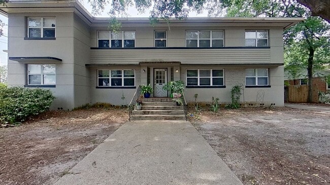 Building Photo - Charming Apartment with Wood Floors & Convenient Amenities