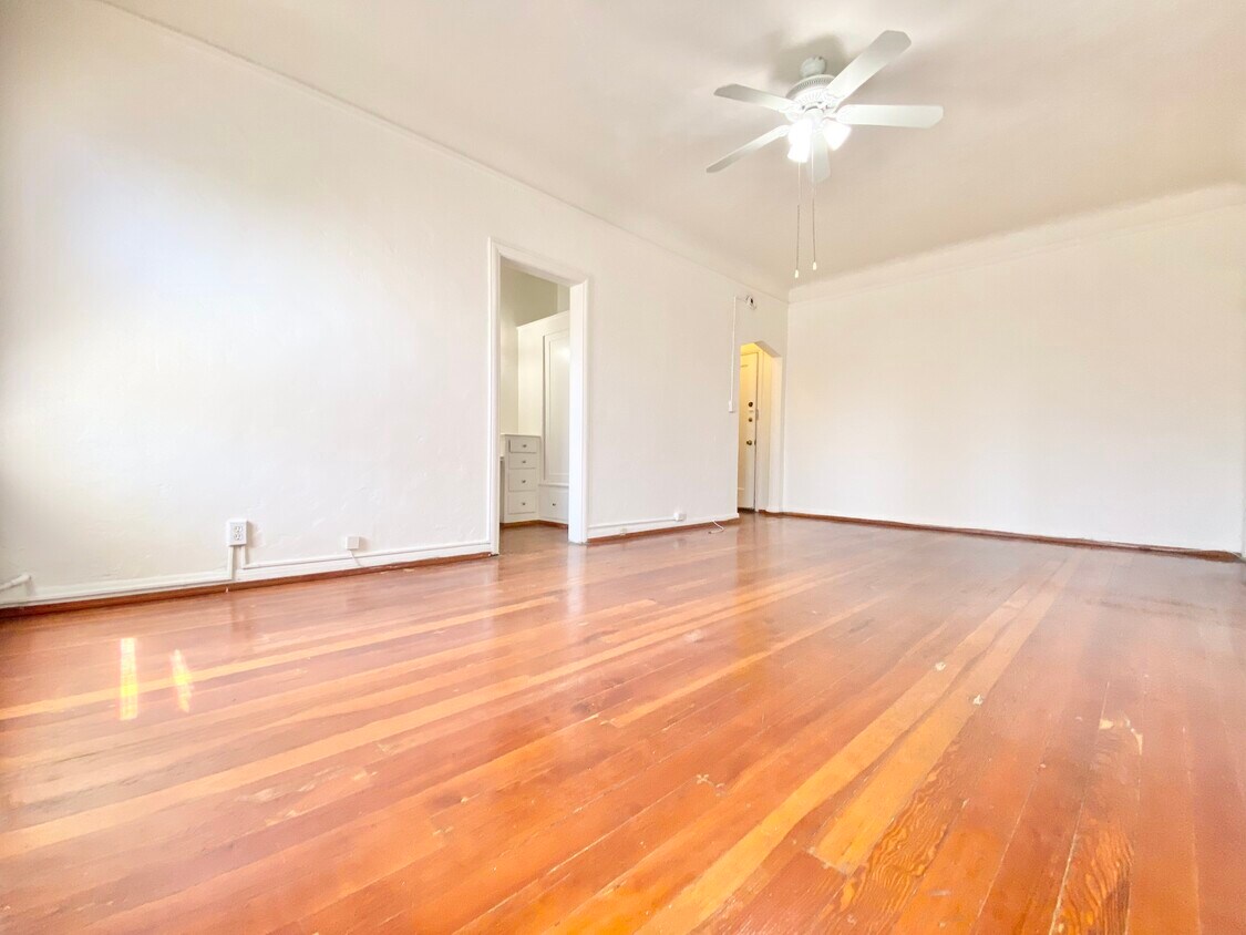 606 S Dunsmuir Ave Unit 103, Los Angeles, CA 90036 Room for Rent in