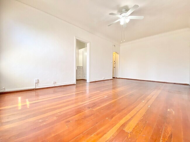 Foto del edificio - 608 S Dunsmuir Ave. Los Angeles, CA 90036