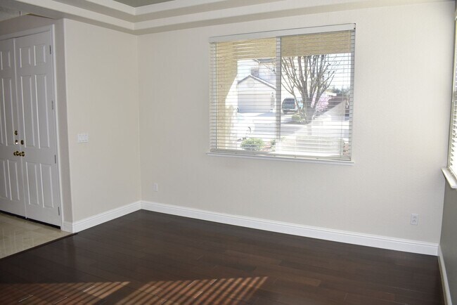 Foto del edificio - 630 Rogers Cir