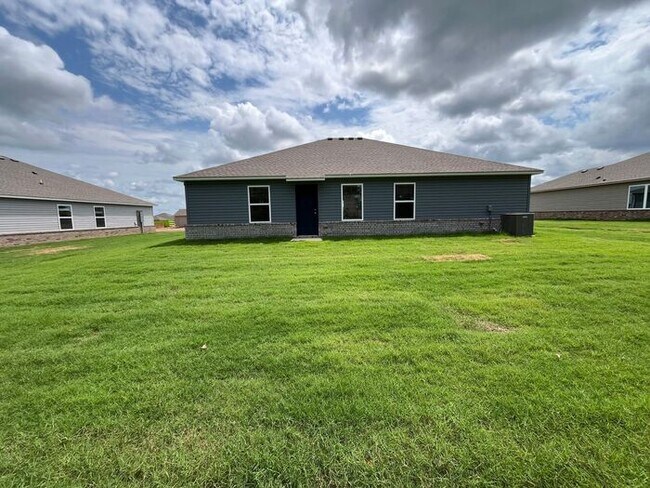 Foto del edificio - Now Leasing: Spacious 4-Bedroom, 2-Bath Home in Pea Ridge — Secure Your New Home Today!