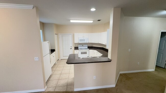 Foto del edificio - 3 BEDROOM 2 BATH 2 CAR GARAGE CONDO