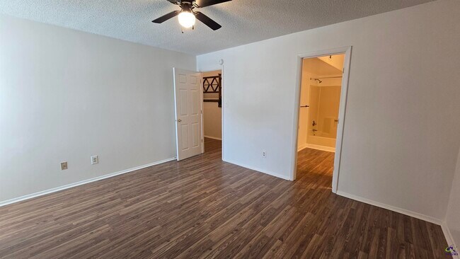 Building Photo - 313 Westcliff Center St