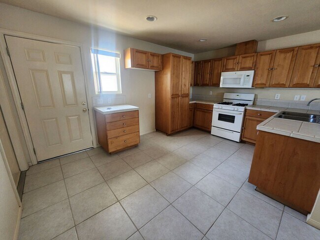 Building Photo - Great Home Close to Downtown **$150 off 1s...