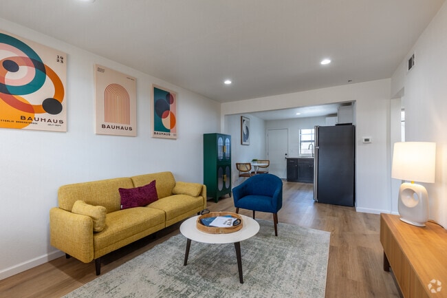 1BR, 1BA - 563SF - Living Room - Nuvo Luna