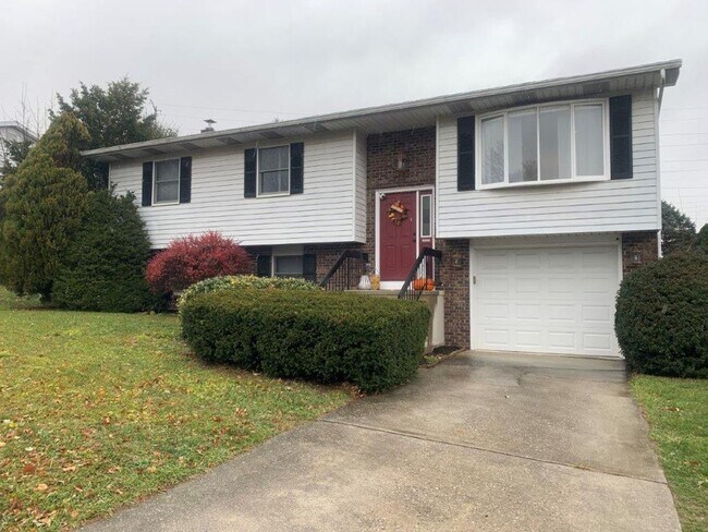Building Photo - Welcome to this split level 3-bedroom, 1.5...