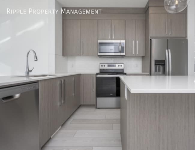 Building Photo - AMAZING 3 BEDS/ 3 BATHS TOWNHOUSE