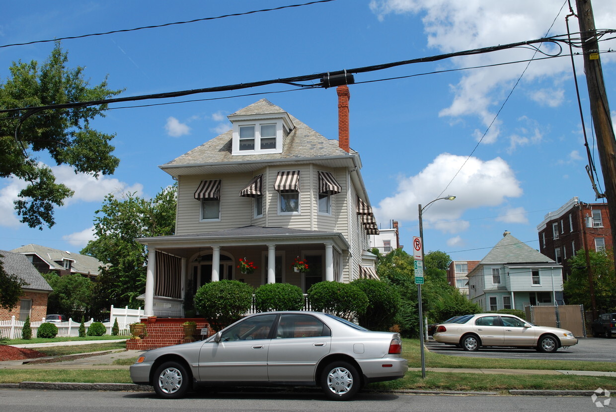 Building Photo - 920 Redgate Ave