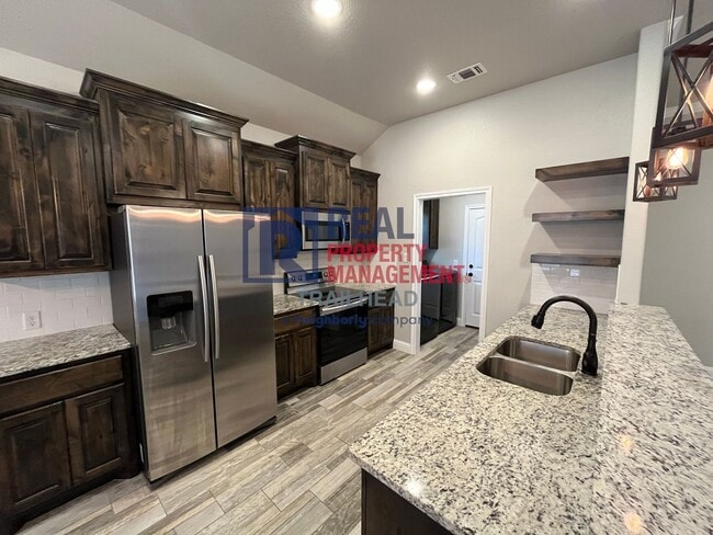 Building Photo - Stunning 3 Bed 2 Bath Home in Gated Lakesi...