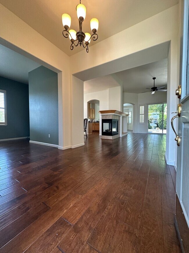 Foto del edificio - Beautiful Single-Story Home in Gated Brent...