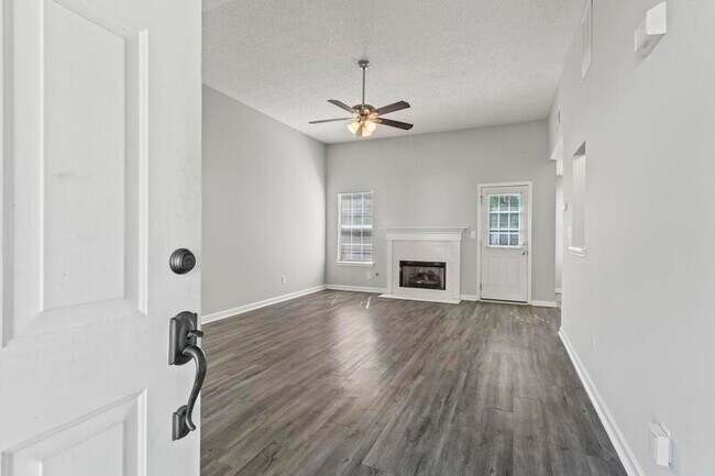 Building Photo - 610 Fieldcrest Dr
