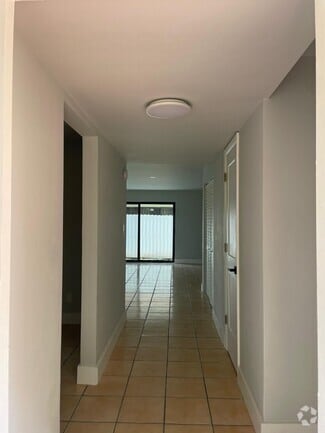 Building Photo - 1721 SW 40th Ter