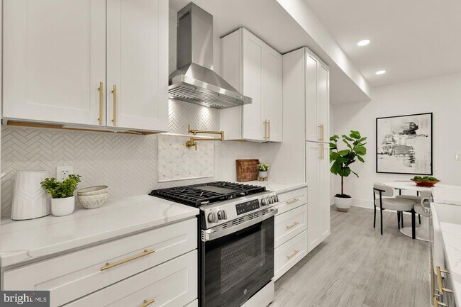 Building Photo - 231 S St NE