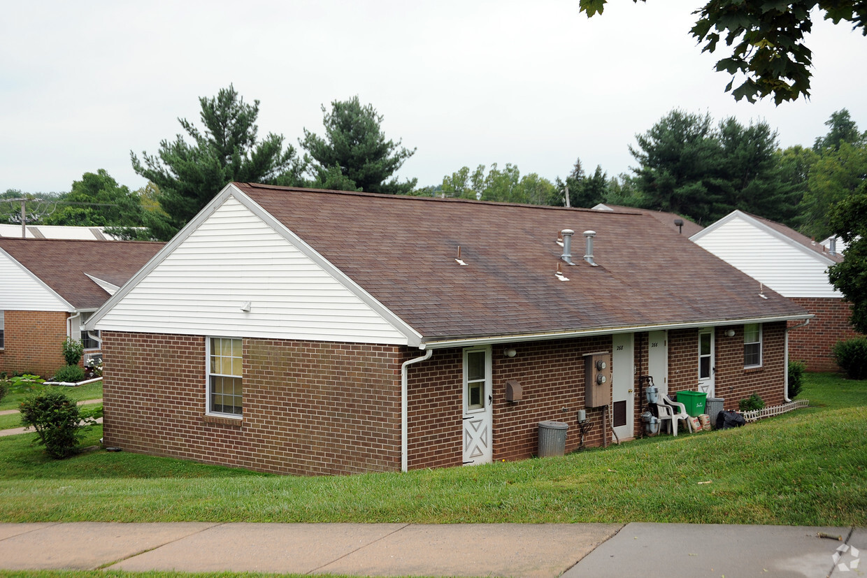 Building Photo - Brooke Estates Senior