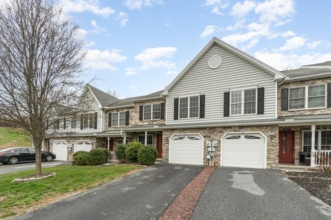 Building Photo - Welcome to this 3 bedroom, 2.5 bathroom to...