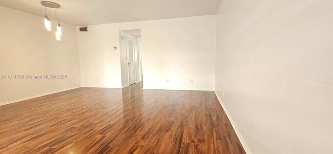 Foto del edificio - 300 Layne Blvd