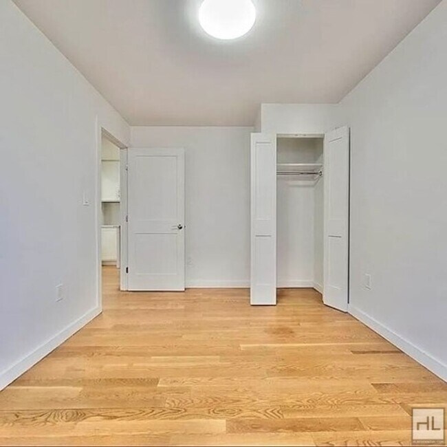 Foto del edificio - GREENE AVENUE / Spacious 1-Bed 1-Bath / Mi...