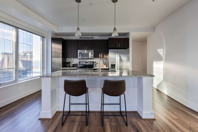 Foto del edificio - 100 Pier 4 Blvd.