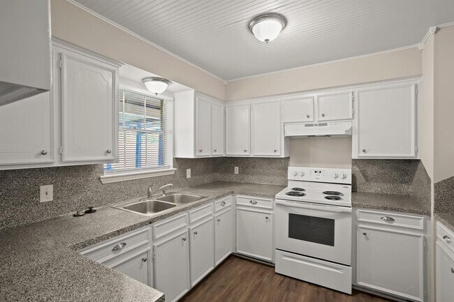 Building Photo - 305 Lotus St