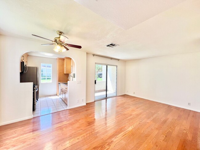Building Photo - Beautiful 2 Bedroom/ 2 Bathroom Condo loca...
