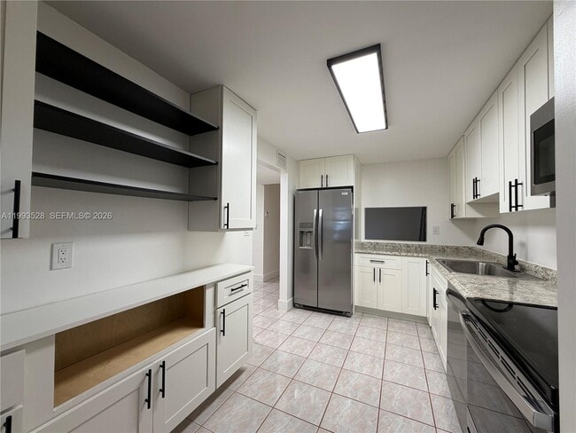 Building Photo - 400 Commodore Dr