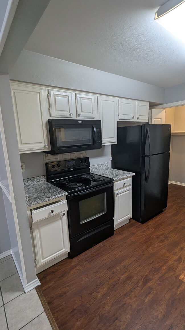 Building Photo - 711 Hillcrest Ct
