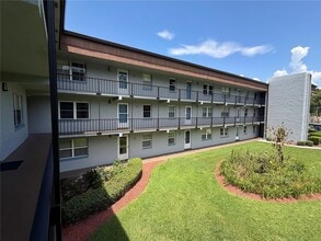 Building Photo - 333 N Lake Howard Dr