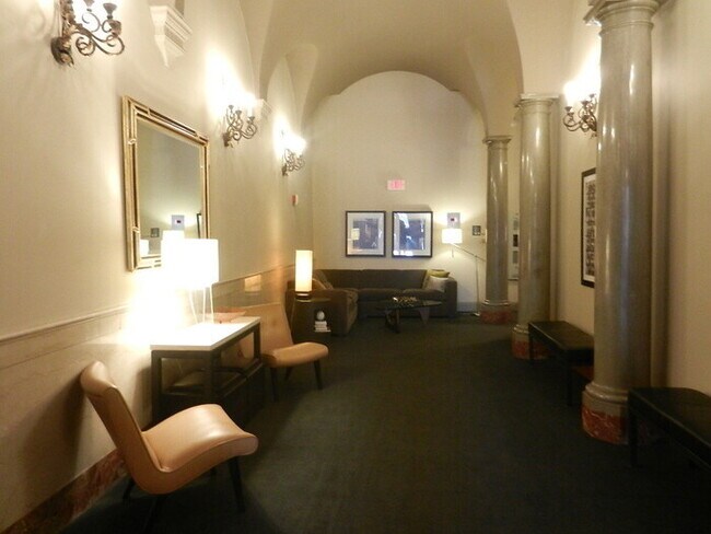 Foto del edificio - 2 BR condo next to Elevator Brewing!