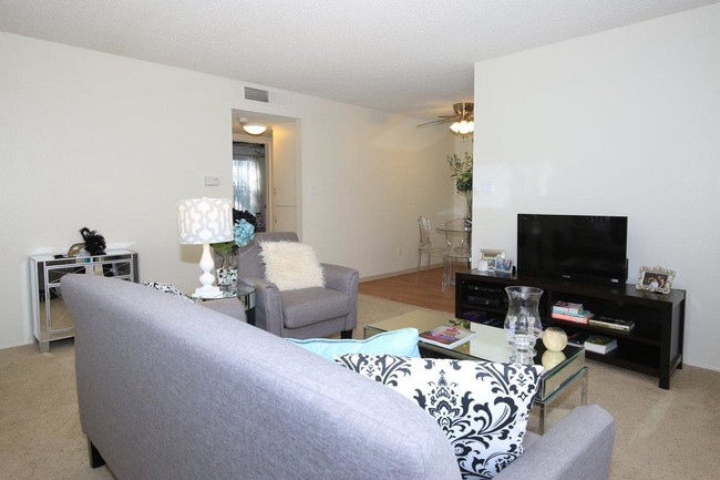 Building Photo - 7576 Parkway Dr
