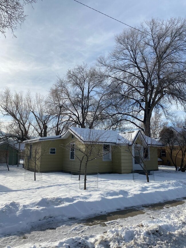 Building Photo - Pet-friendly 2 bedroom house available now