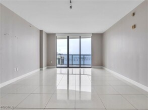 Building Photo - 3000 Oasis Grand Blvd