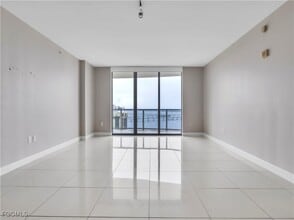 Building Photo - 3000 Oasis Grand Blvd