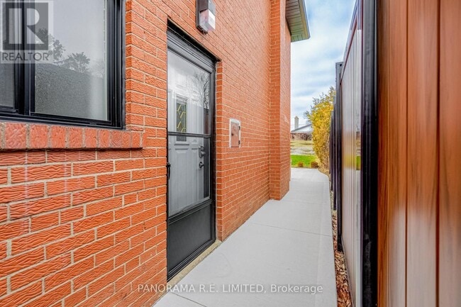 Building Photo - 674 Netherton Crescent