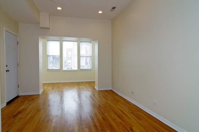 Building Photo - 2107 N Sawyer Ave