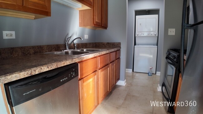 Building Photo - Crestwood 2 bedroom apartment. In unit lau...