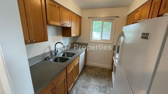 Foto del edificio - Spacious 4 BD | 2 BA with Backyard - Gladstone