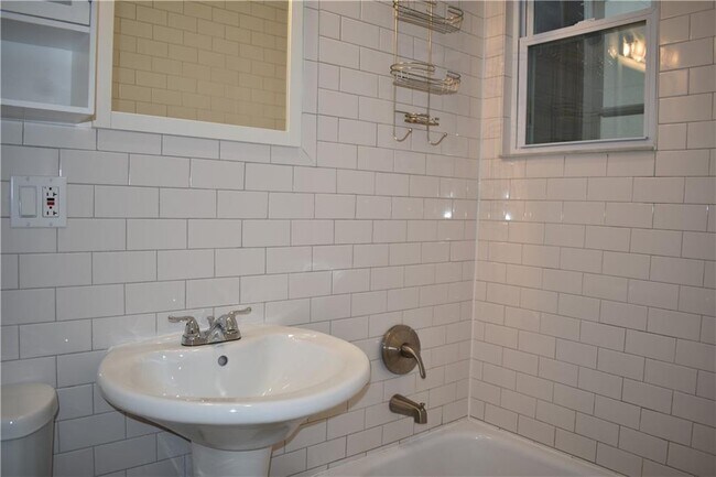 Building Photo - 427 Fenimore St
