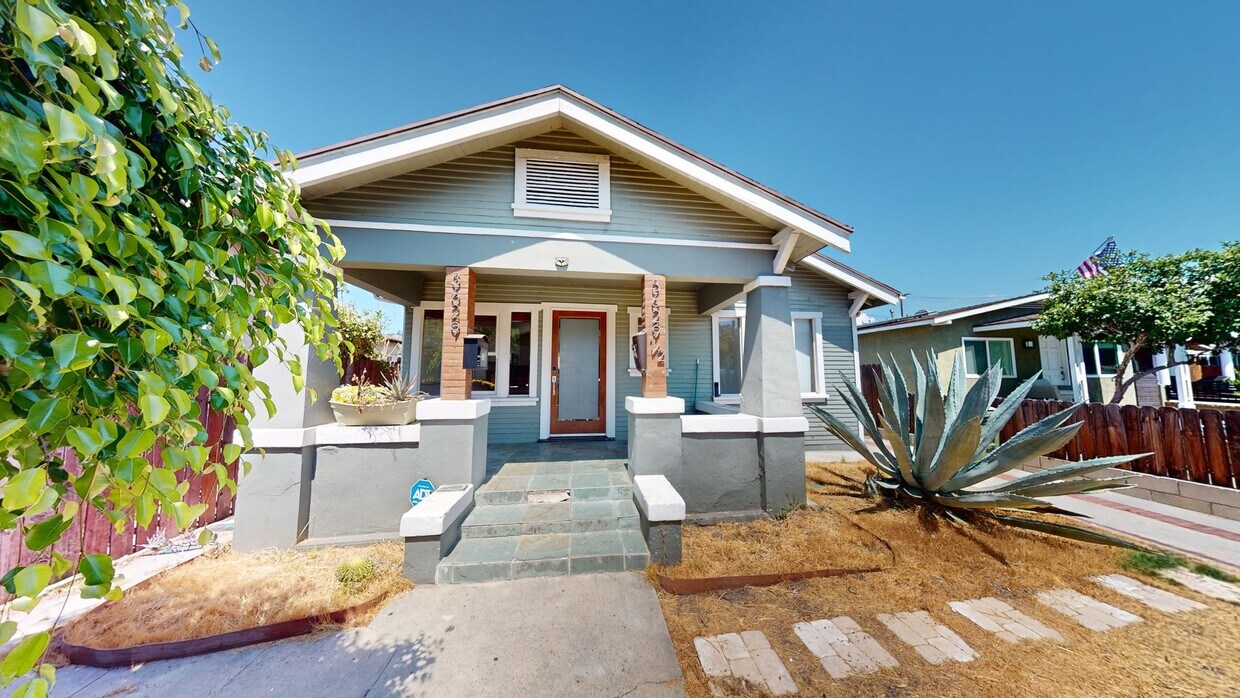 Foto principal - Stunning 2 Bedroom 2 Bath Home - Ideal Loc...
