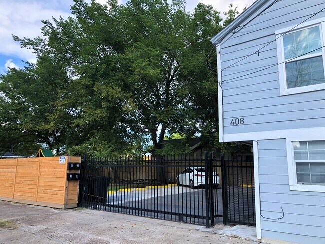 Building Photo - 408 N 67th St