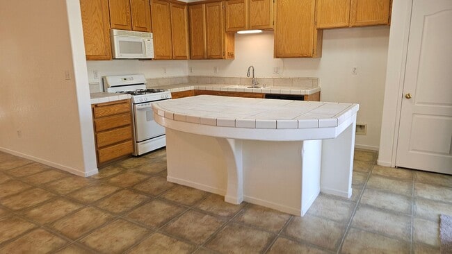 Building Photo - Great SW Location