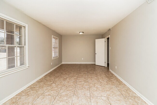 Foto del edificio - 1343 Springdale Dr