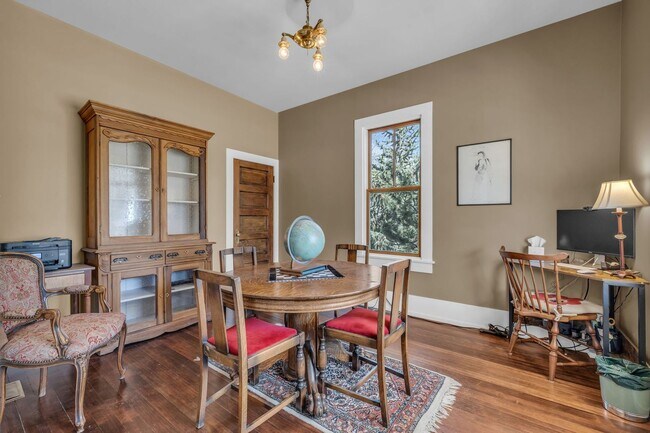 Foto del edificio - Charming Prospector Park home with flexibl...