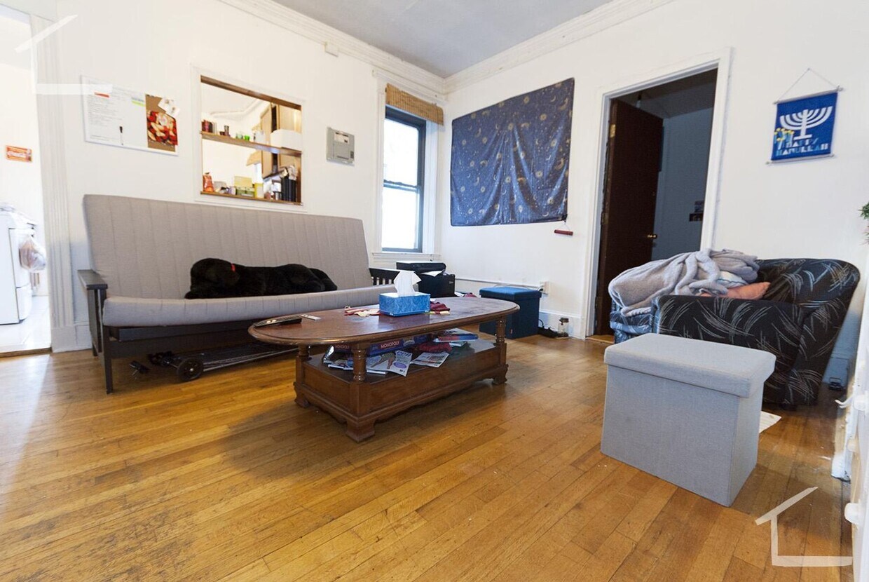 Foto principal - Spacious 4 Bedroom in Allston, Eat-in Kitc...