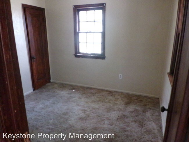 Building Photo - 1 br, 1 bath Apartment - 1909 E. 10th St.