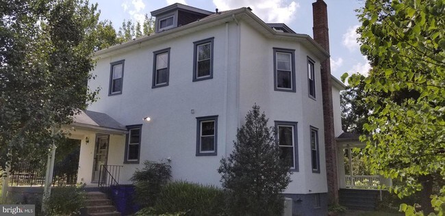 Building Photo - 402 Woodland Ave