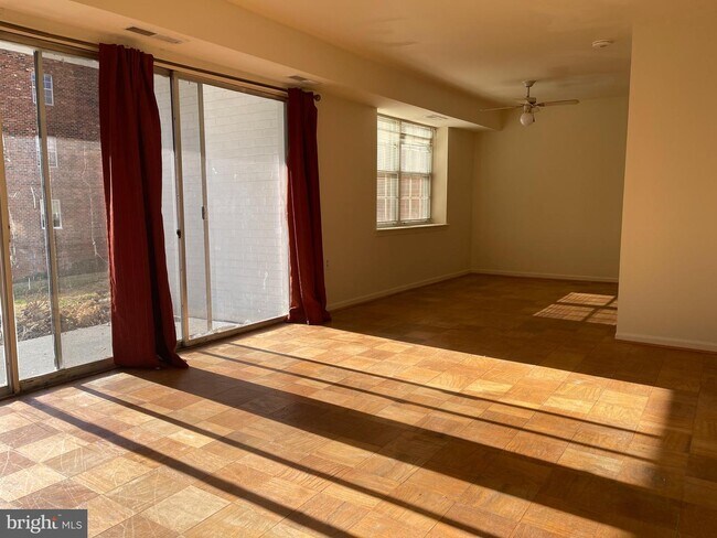 Building Photo - 870 College Pkwy