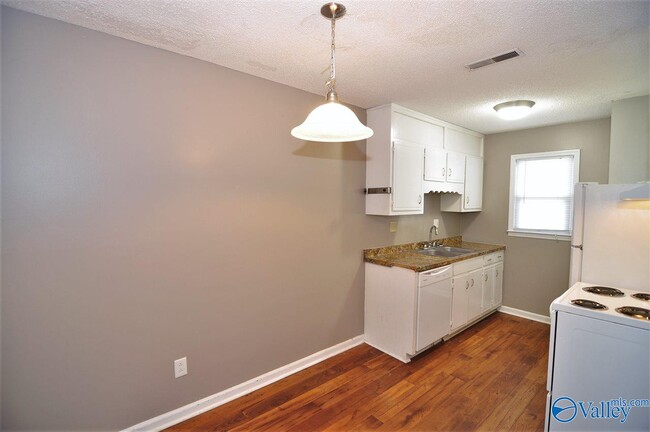 Building Photo - 3911 Talwell Dr SW